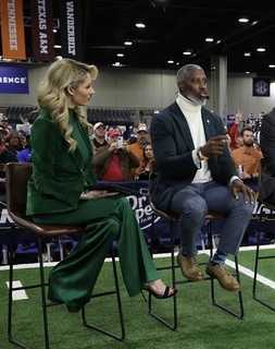 Laura Rutledge feet photo thumbnail
