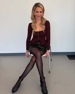 Laura Rutledge feet photo thumbnail
