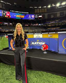 Laura Rutledge feet photo thumbnail