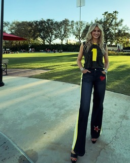 Laura Rutledge feet photo thumbnail
