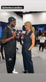 Laura Rutledge feet photo thumbnail