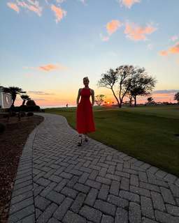 Laura Rutledge feet photo thumbnail