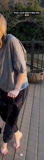 Laura Rutledge feet photo thumbnail