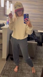 Laura Rutledge feet photo thumbnail