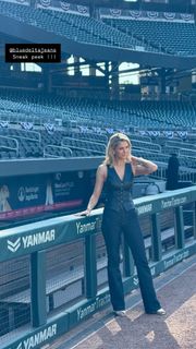 Laura Rutledge feet photo thumbnail