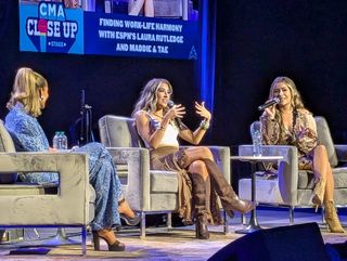 Laura Rutledge feet photo thumbnail