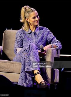 Laura Rutledge feet photo thumbnail