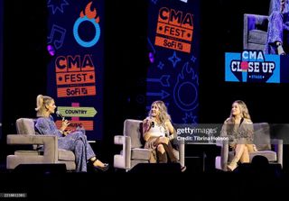 Laura Rutledge feet photo thumbnail