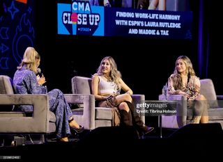 Laura Rutledge feet photo thumbnail