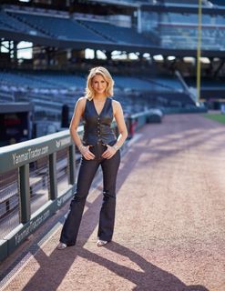 Laura Rutledge feet photo thumbnail