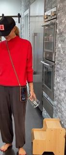 Laura Rutledge feet photo thumbnail