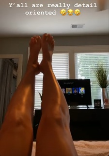 Laura Sanko feet photo thumbnail