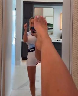 Laura Sanko feet photo 1