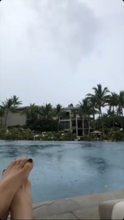 Laura Silverman feet photo 9