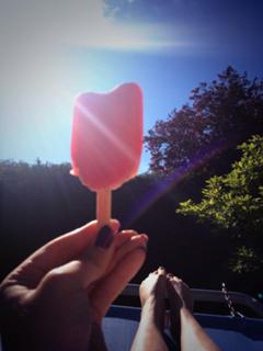 Laura Tobin feet photo thumbnail