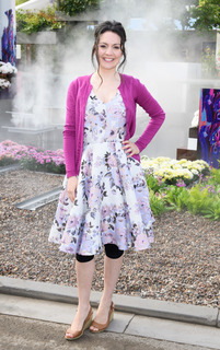 Laura Tobin feet photo thumbnail