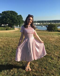 Laura Tobin feet photo thumbnail