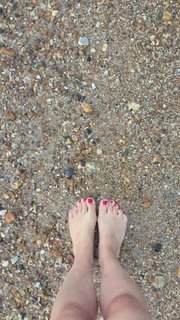 Laura Tobin feet photo thumbnail