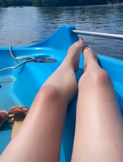 Laura Tobin feet photo thumbnail