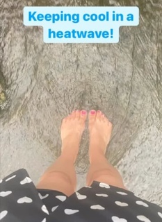 Laura Tobin feet photo thumbnail
