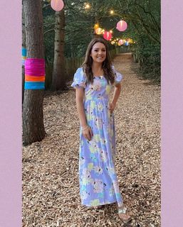 Laura Tobin feet photo thumbnail