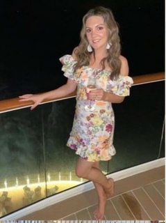 Laura Tobin feet photo thumbnail