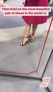 Laura Tobin feet photo thumbnail
