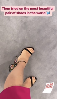 Laura Tobin feet photo thumbnail