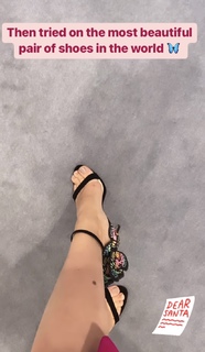 Laura Tobin feet photo thumbnail