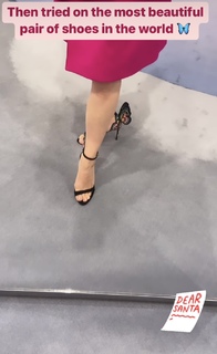 Laura Tobin feet photo thumbnail