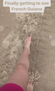 Laura Tobin feet photo thumbnail