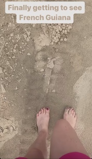 Laura Tobin feet photo thumbnail