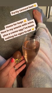 Laura Tobin feet photo thumbnail