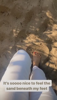 Laura Tobin feet photo thumbnail
