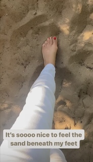 Laura Tobin feet photo thumbnail