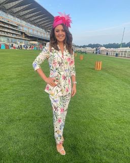 Laura Tobin feet photo thumbnail