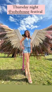 Laura Tobin feet photo thumbnail