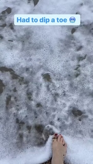 Laura Tobin feet photo thumbnail