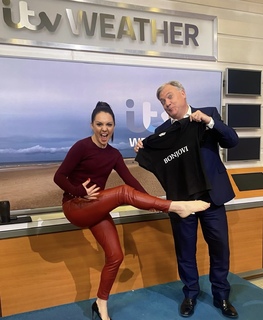 Laura Tobin feet photo thumbnail