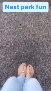 Laura Tobin feet photo thumbnail