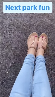 Laura Tobin feet photo thumbnail