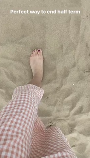 Laura Tobin feet photo thumbnail