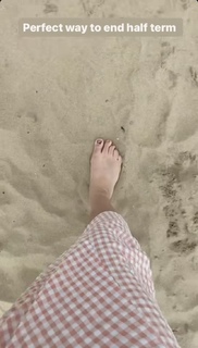 Laura Tobin feet photo thumbnail