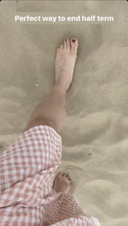 Laura Tobin feet photo thumbnail