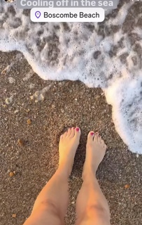 Laura Tobin feet photo thumbnail