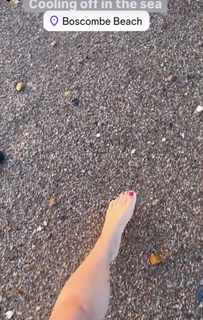 Laura Tobin feet photo thumbnail