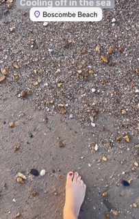 Laura Tobin feet photo thumbnail