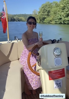 Laura Tobin feet photo thumbnail