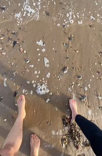 Laura Tobin feet photo thumbnail