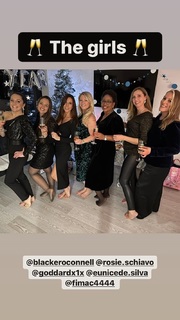 Laura Tobin feet photo thumbnail